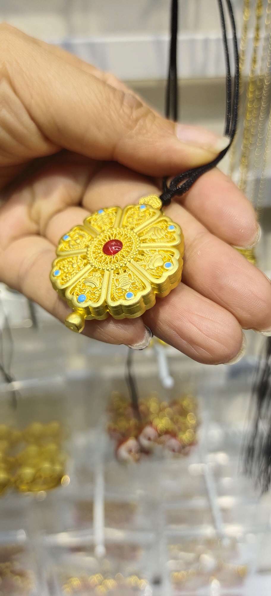 A wide range of fashionable accessories and accessories are carefully selected. Personalized decorative items are paired with trendy accessories for various choices, suitable for all occasions Item Picture