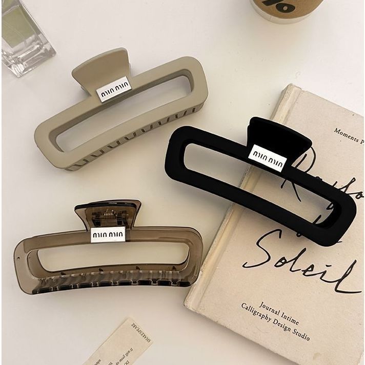 High-end letter matte hair clips for women, large shark clip hair clips, back of the head coiled hair accessory, high-end letter matte hair clips for women, large shark clip hair clips, back of the head coiled hair accessory, high-end detail image 5