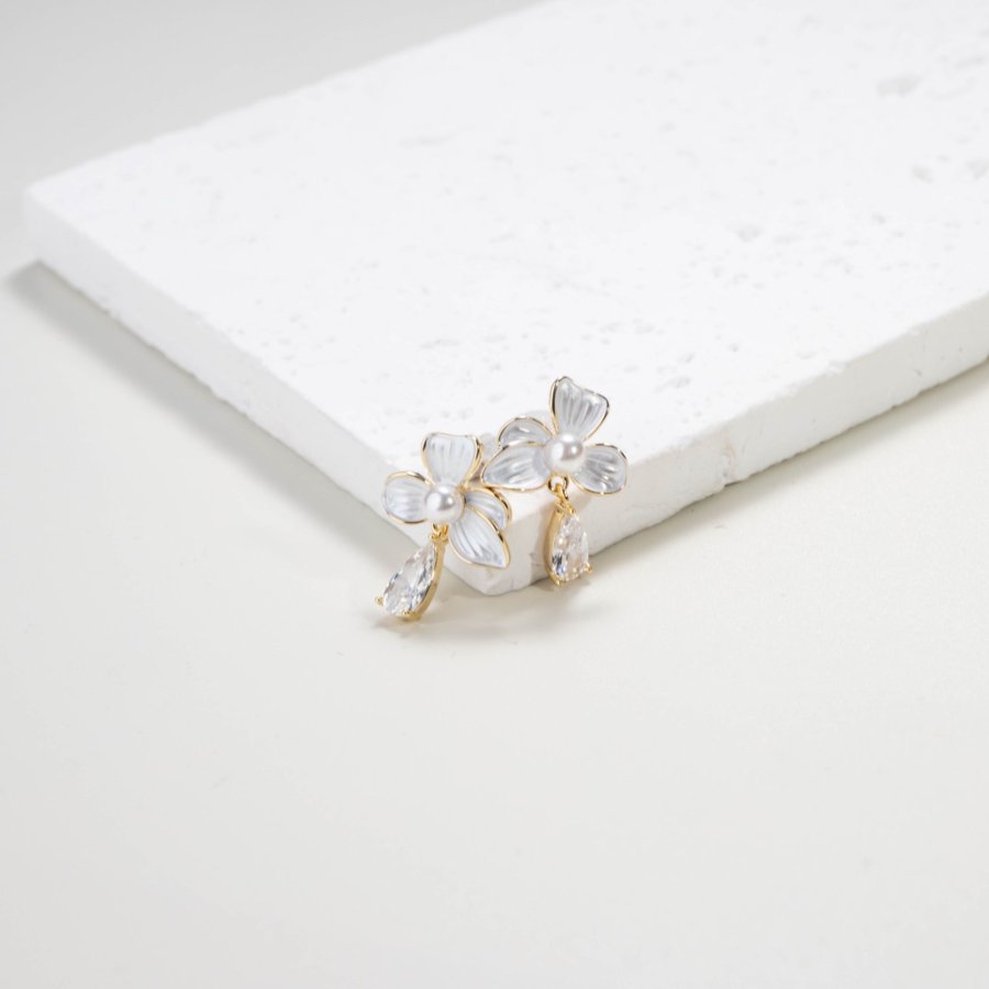 Xuhui brand copper-plated real gold light luxury zircon small fragrance style stud earrings are fashionable and versatile. Round face slimming stud earrings Application Scenario