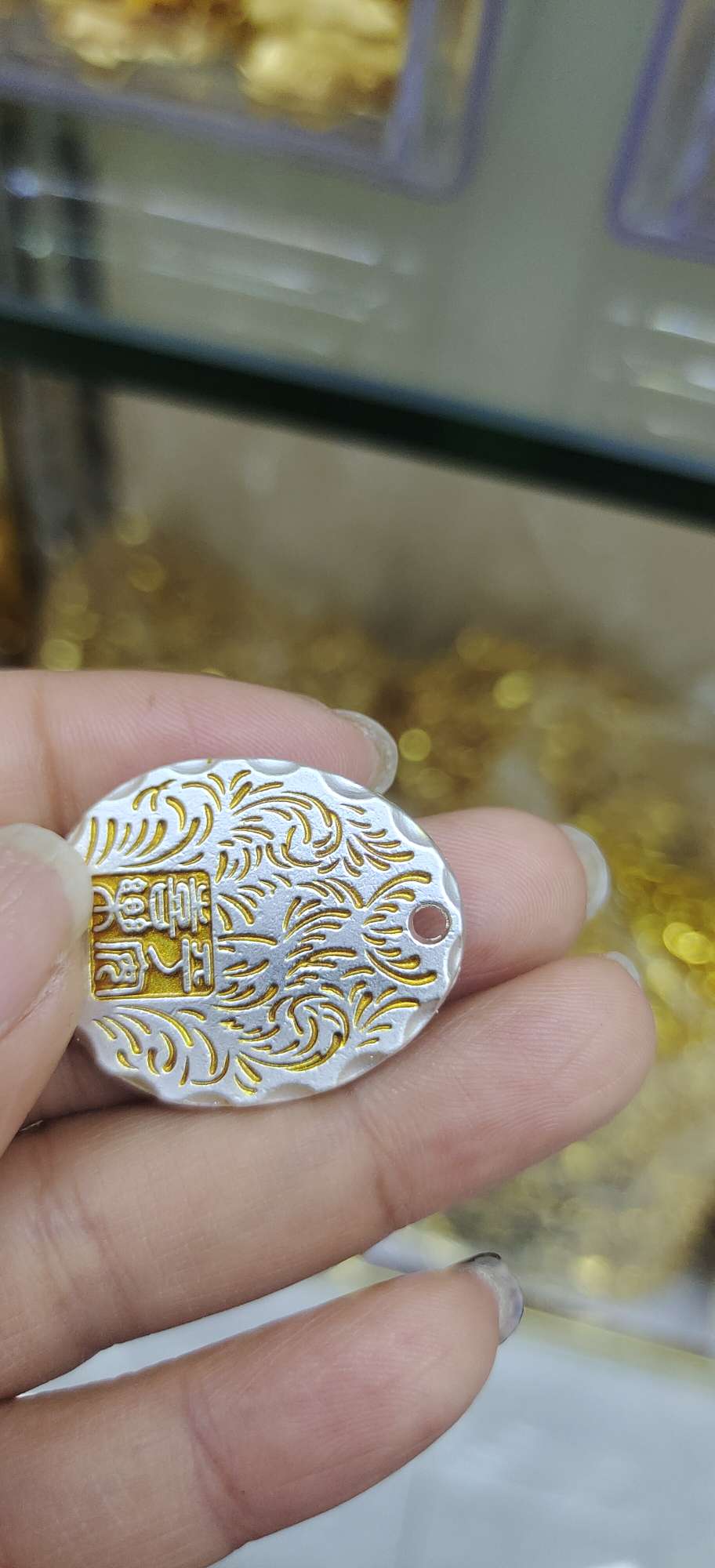 A wide range of fashion accessories and creative decorative items are available in various colors. Versatile and trendy accessories and accessories are carefully selected