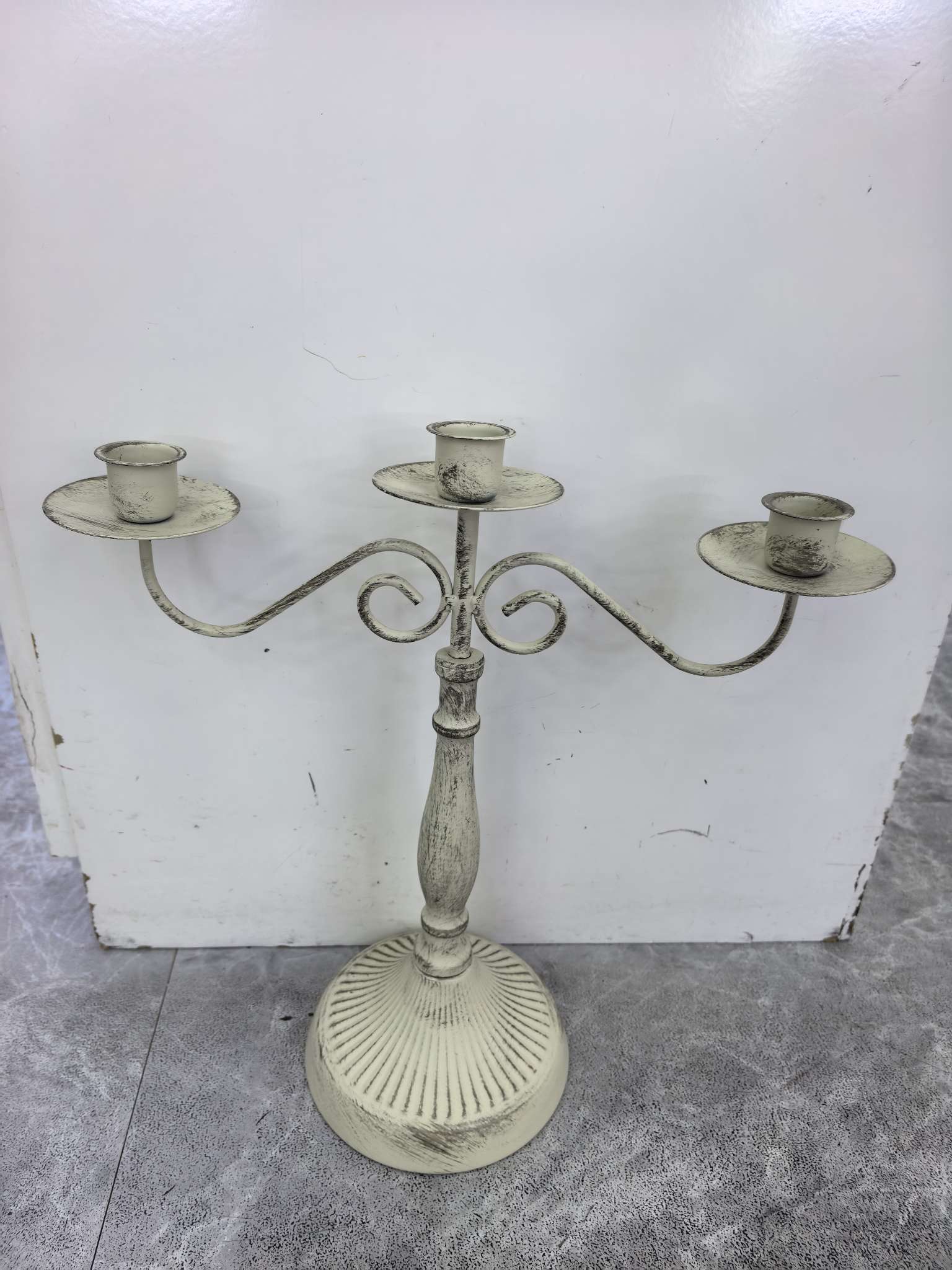 5303奶白刷金铁艺烛台，即可婚庆摆件又可家具装饰。