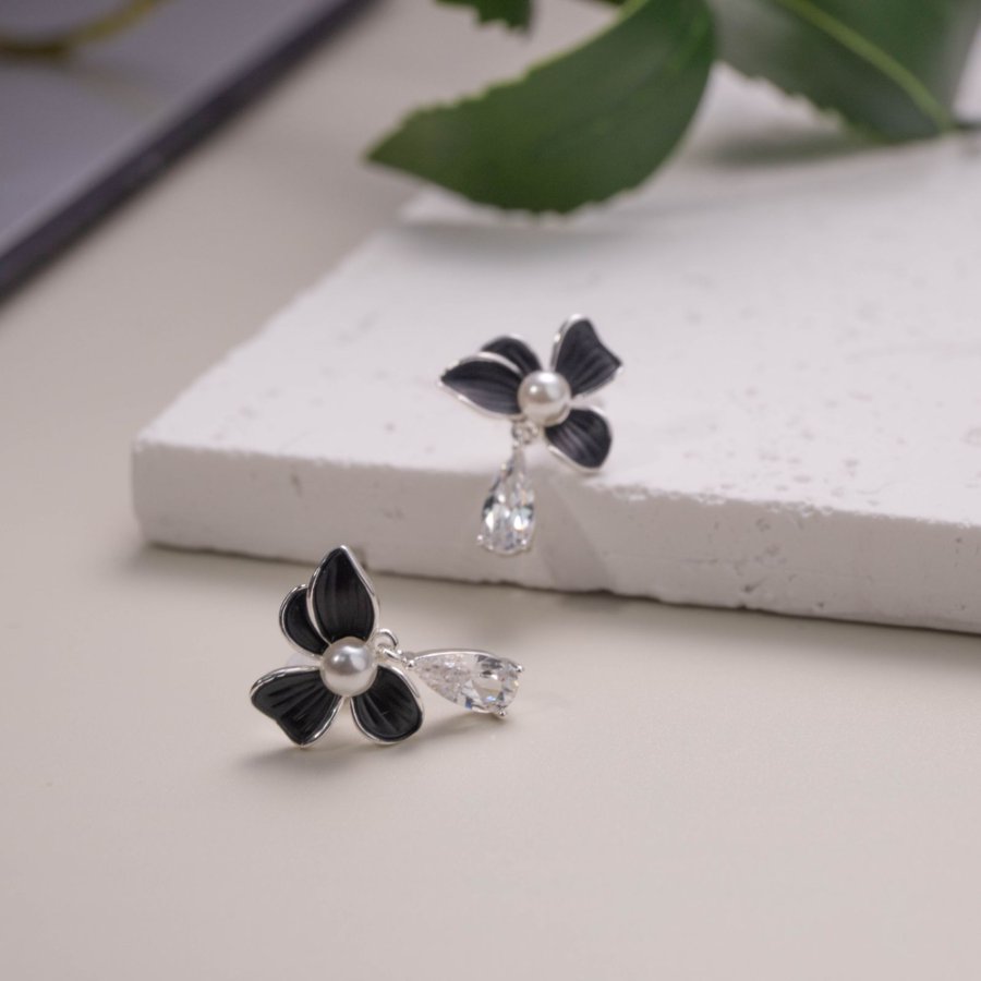 Xuhui brand copper-plated real gold light luxury zircon small fragrance style stud earrings are fashionable and versatile. Round face slimming stud earrings details Picture