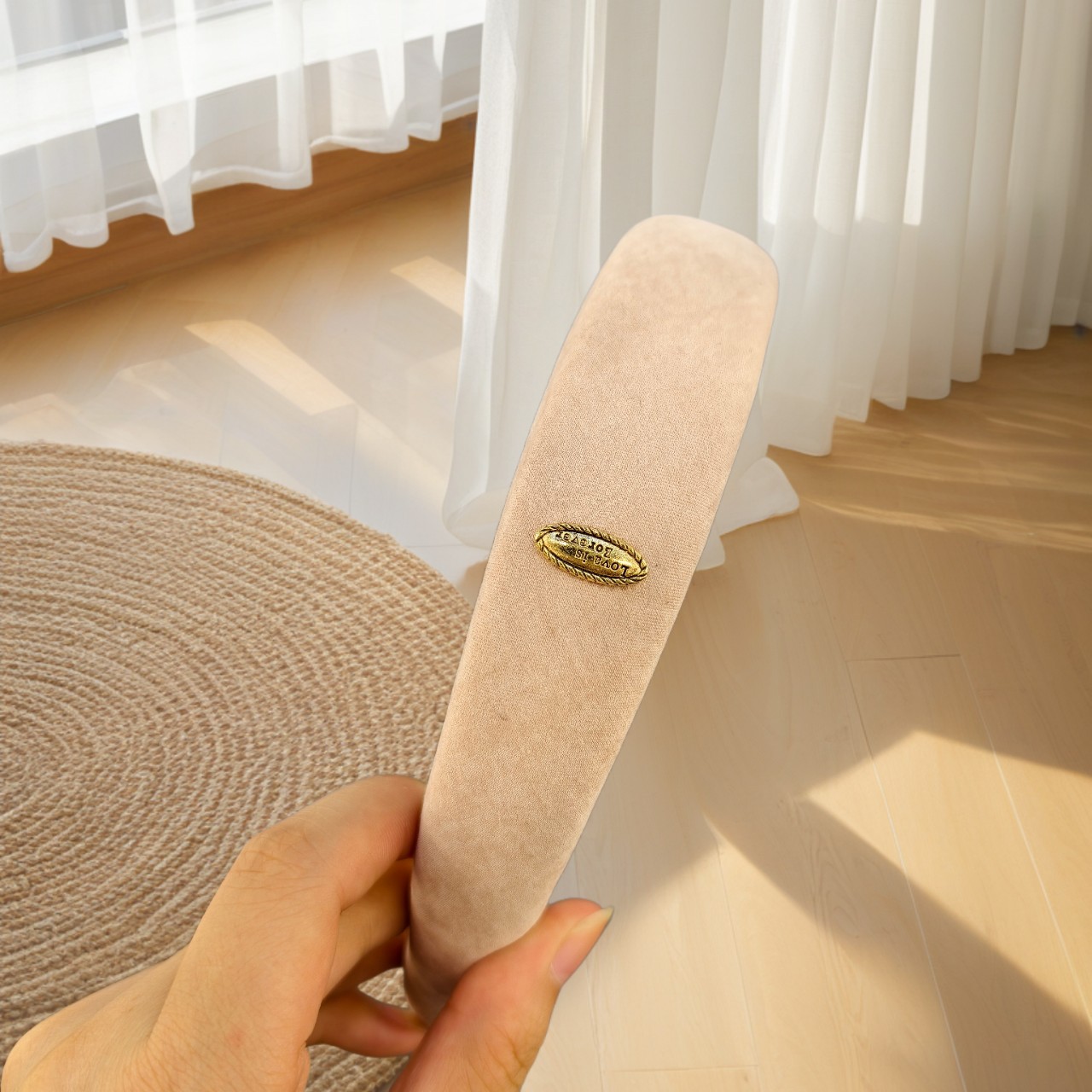 The new golden letter velvet headband from Korean ins for autumn and winter exudes a sense of fashion and sophistication, as well as an air of luxury detail image 3