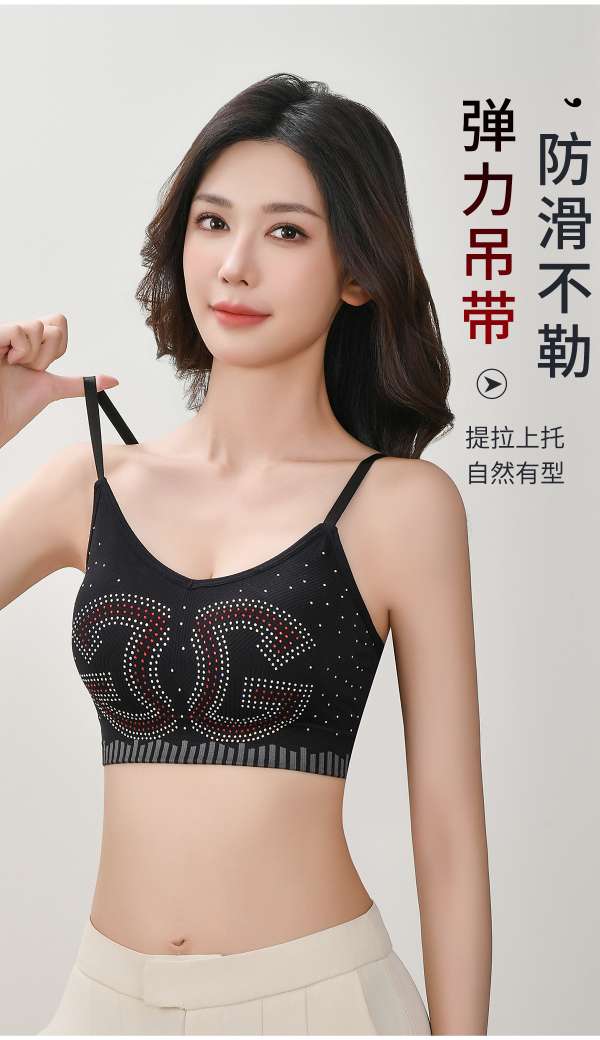 The adjustable shoulder straps of the bra make the back look beautiful and wrap around the chest undefined