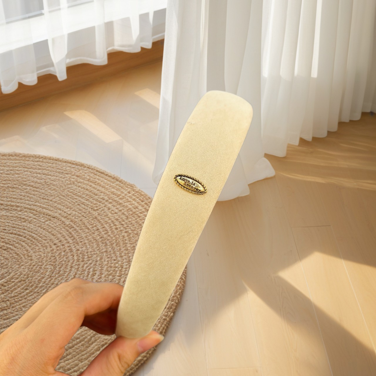 The new golden letter velvet headband from Korean ins for autumn and winter exudes a sense of fashion and sophistication, as well as an air of luxury Application Scenario