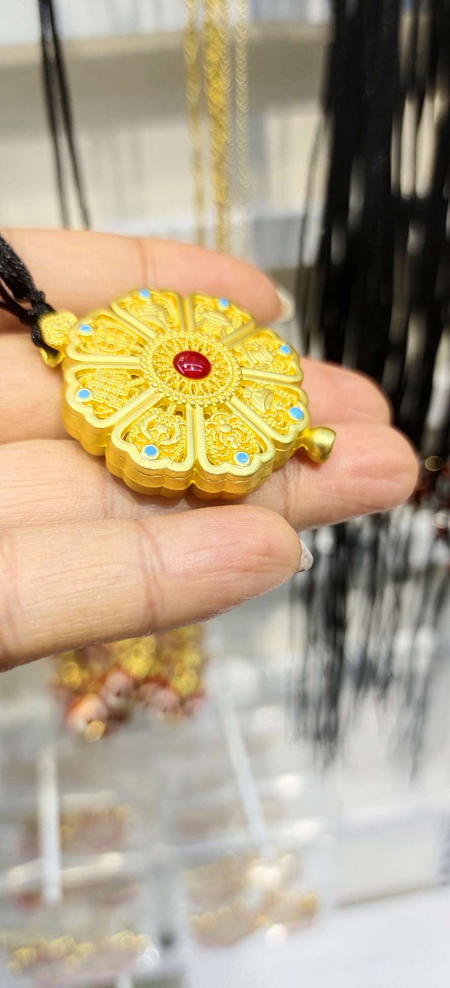 A wide range of fashionable accessories and accessories are carefully selected. Personalized decorative items are paired with trendy accessories for various choices, suitable for all occasions Specification image