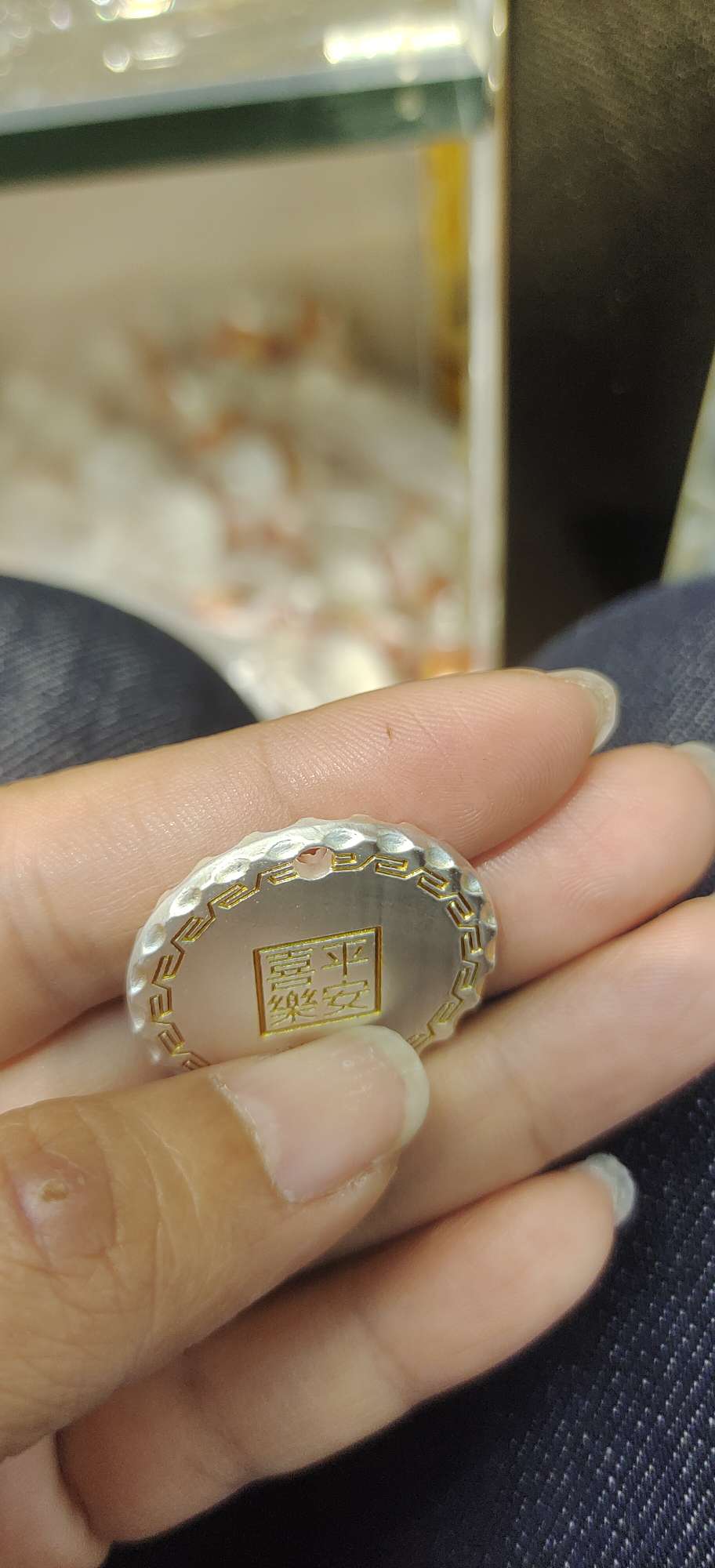 A wide range of fashion accessories and creative decorative items that can be mixed and matched are versatile and trendy. There are various choices for trendy accessories Item Picture