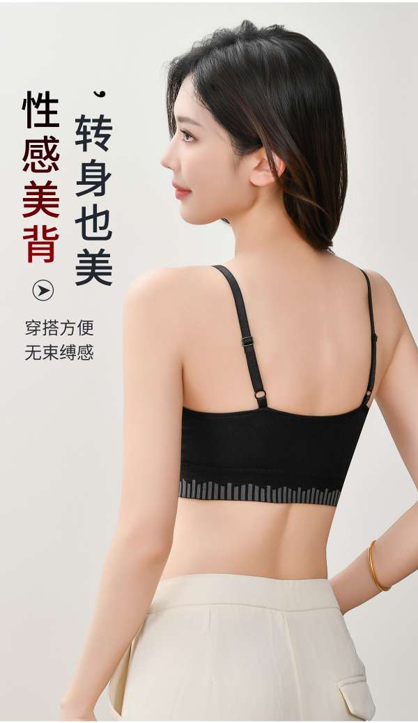 The adjustable shoulder straps of the bra make the back look beautiful and wrap around the chest undefined