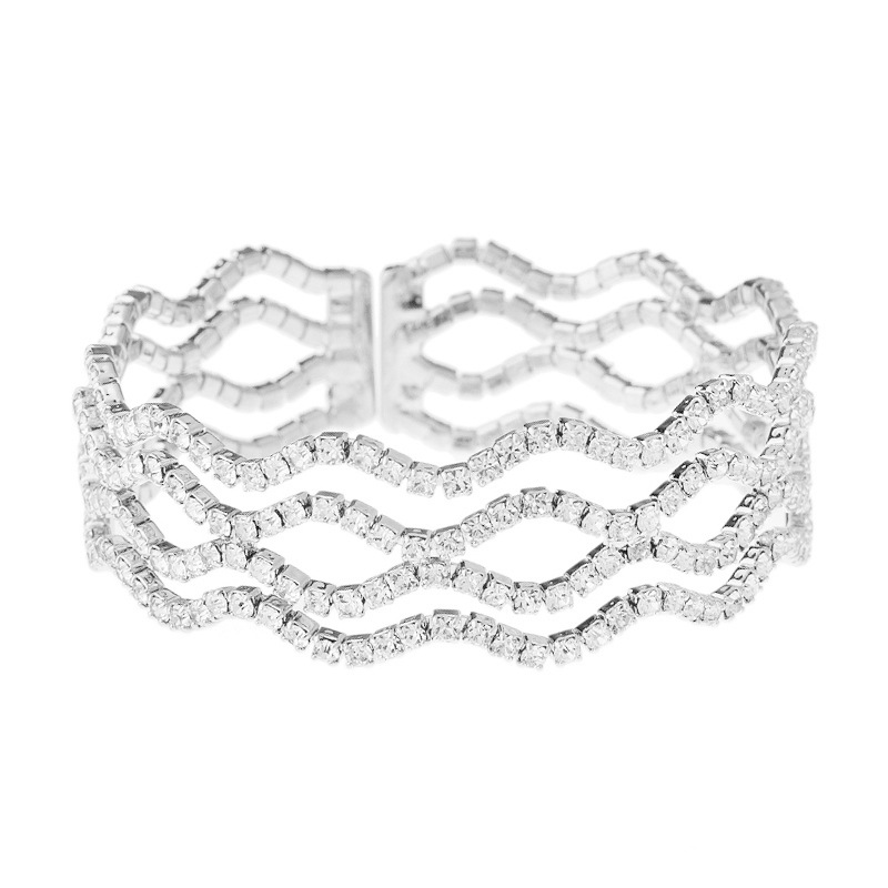 This 4-row wavy elastic water diamond bracelet from Europe and America is a versatile and elegant choice for banquets. It is an open steel wire elastic bracelet accessory for women Application Scenario