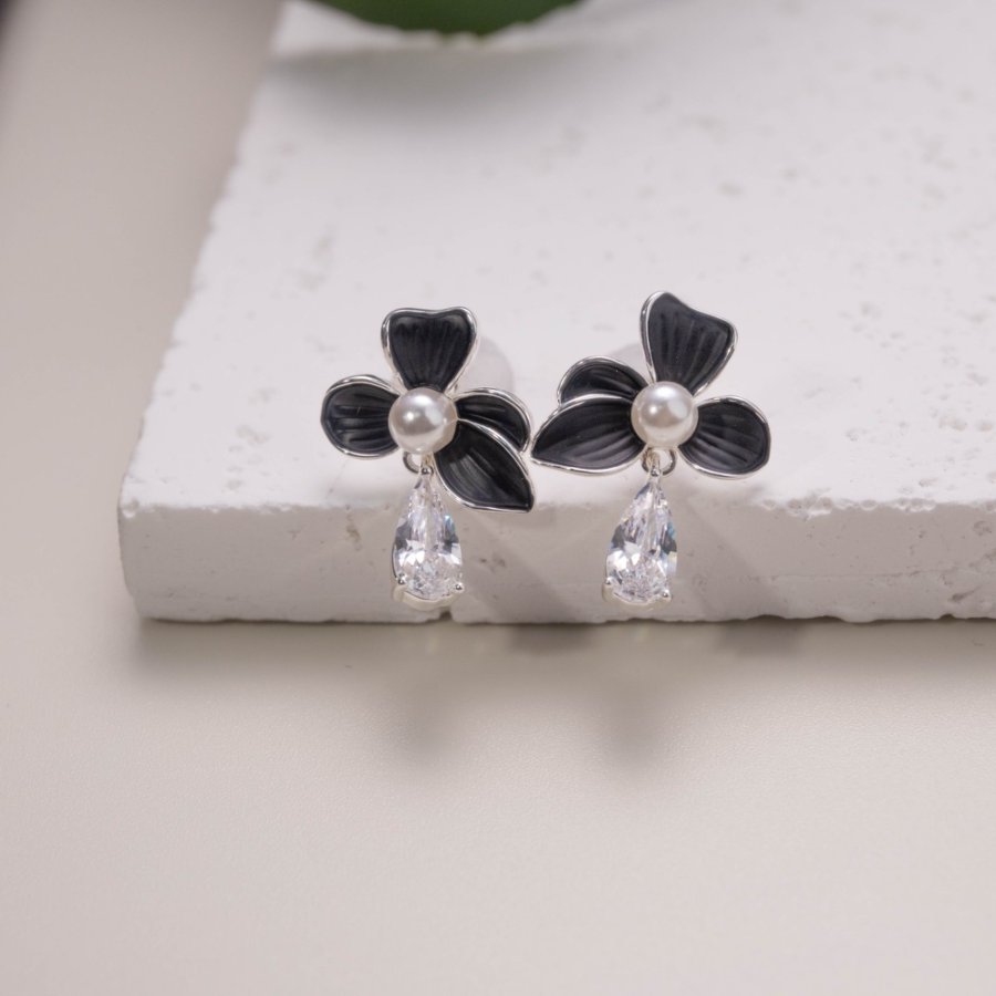 Xuhui brand copper-plated real gold light luxury zircon small fragrance style stud earrings are fashionable and versatile. Round face slimming stud earrings full figure