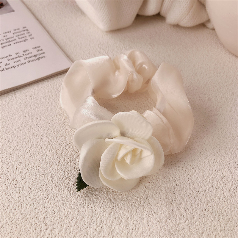 The forestle-style large intestine hair tie exudes a sense of sophistication for women. The camellia hair tie is tied with a hair band, presenting a simple and elegant French style detail image 3