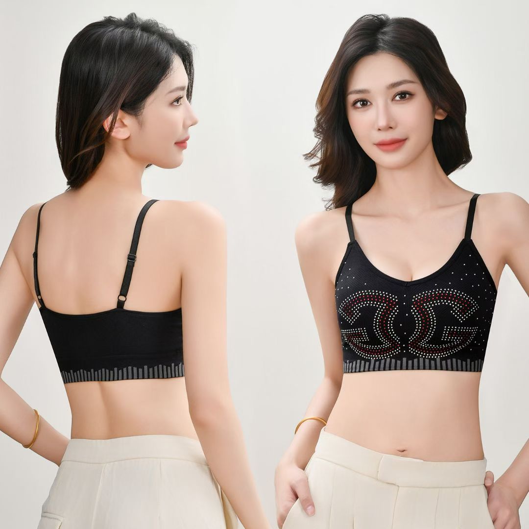 The adjustable shoulder straps of the bra make the back look beautiful and wrap around the chest undefined