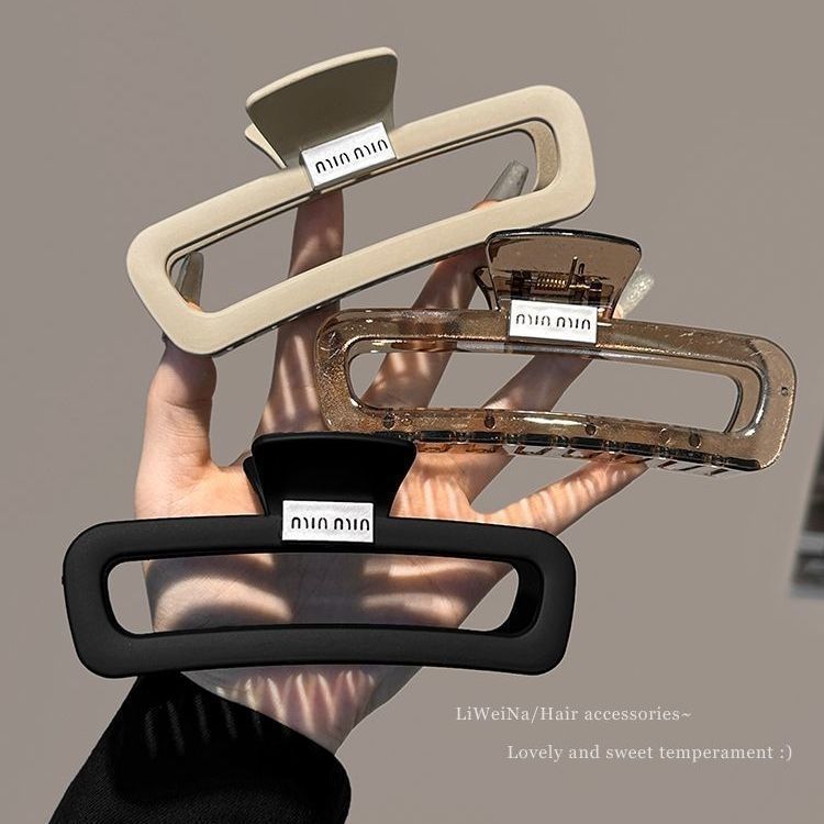 High-end letter matte hair clips for women, large shark clip hair clips, back of the head coiled hair accessory, high-end letter matte hair clips for women, large shark clip hair clips, back of the head coiled hair accessory, high-end detail image 4