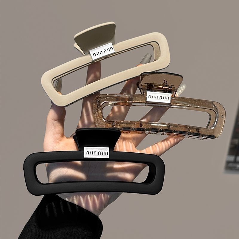 High-end letter matte hair clips for women, large shark clip hair clips, back of the head coiled hair accessory, high-end letter matte hair clips for women, large shark clip hair clips, back of the head coiled hair accessory, high-end detail image 3