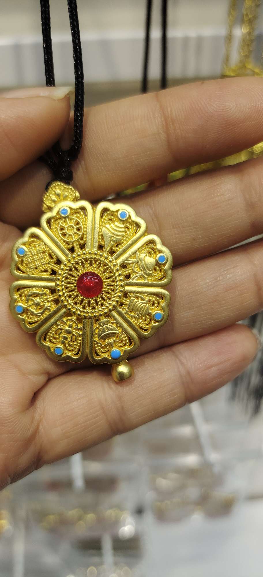 A wide range of fashionable accessories and accessories are carefully selected. Personalized decorative items are paired with trendy accessories for various choices, suitable for all occasions