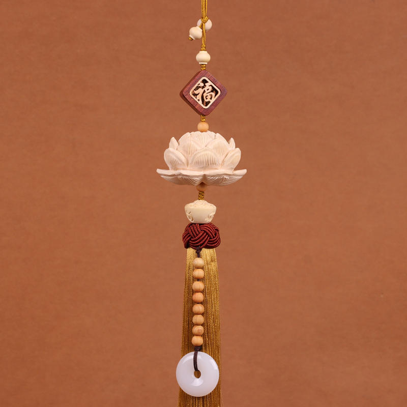 This is a car interior rearview mirror pendant with a hand-carved three-dimensional lotus flower made of boxwood, the same style as that of Lingyin Temple, which is known for its continuous good luck details Picture