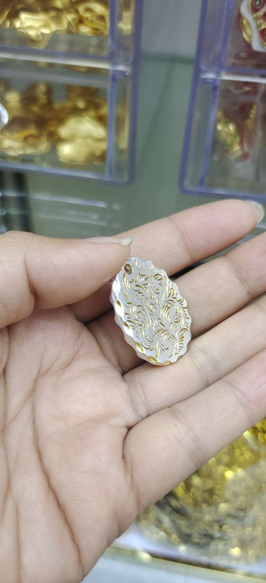 A wide range of fashion accessories and creative decorative items are available in various colors. Versatile and trendy accessories and accessories are carefully selected