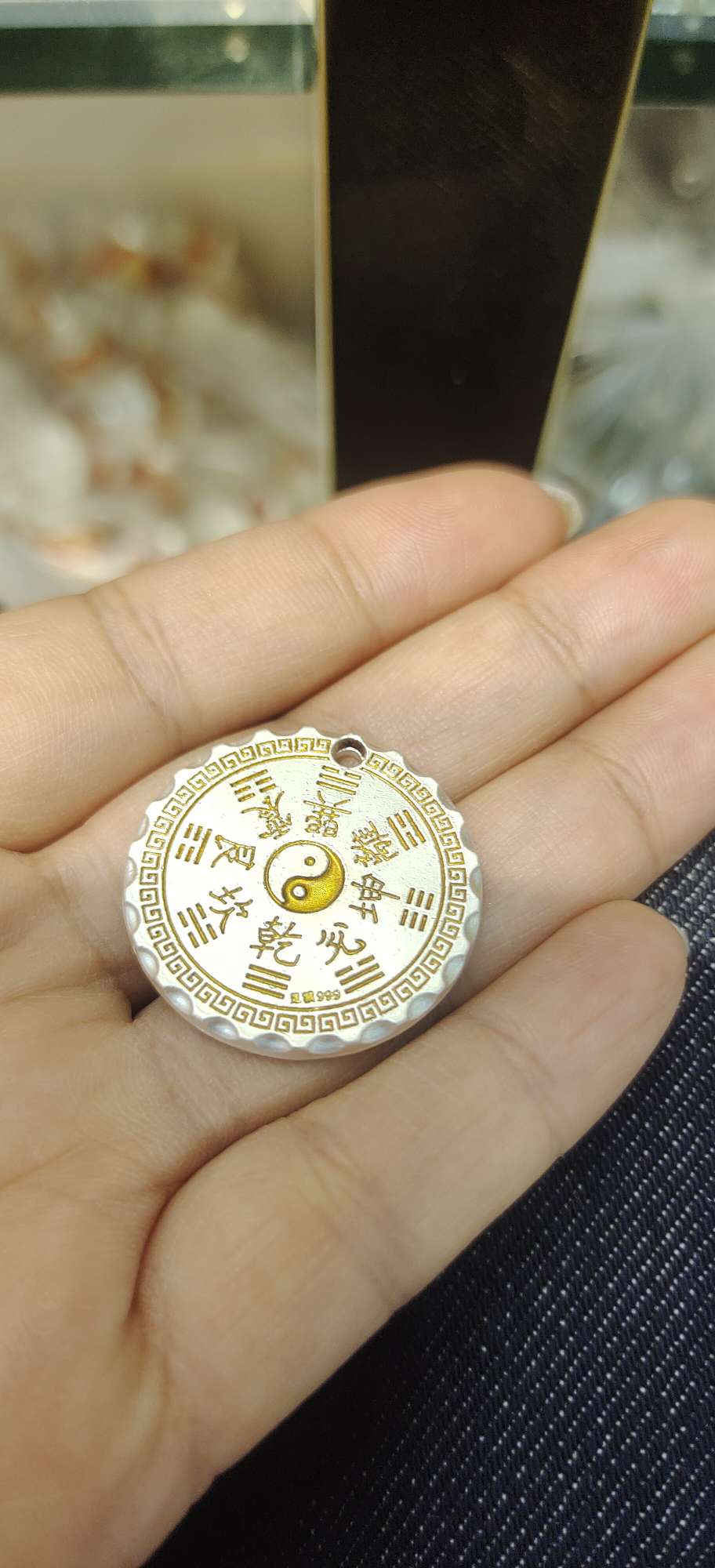 A wide range of fashionable accessories and accessories are available for mixing and matching. We offer a selection of trendy and creative decorative items to choose from Item Picture