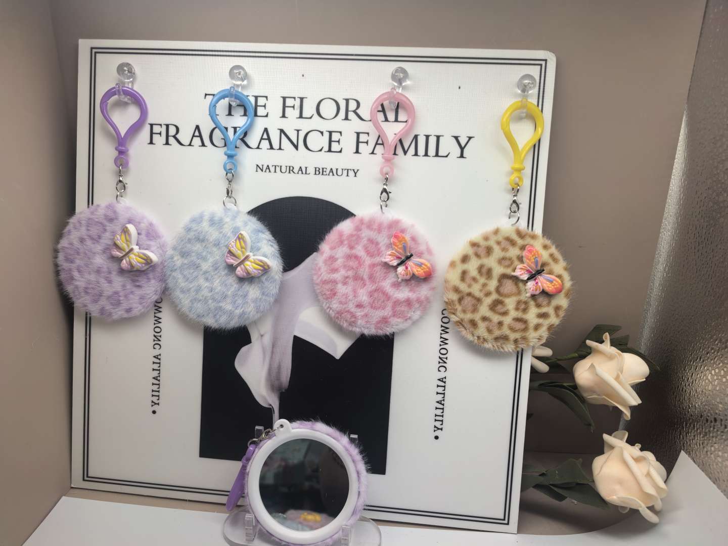 优雅毛绒化妆镜镜子便携桌面美容镜卫生间洗漱用品简约时尚镜子镜子化妆镜镜子毛绒化妆镜镜子化妆镜白底实物图