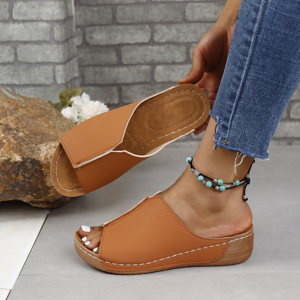 Cross-border foreign trade 2024 Spring/Summer Slope and fashionable, simple and lightweight, one-foot fish-mouth flip-flops for women Application Scenario