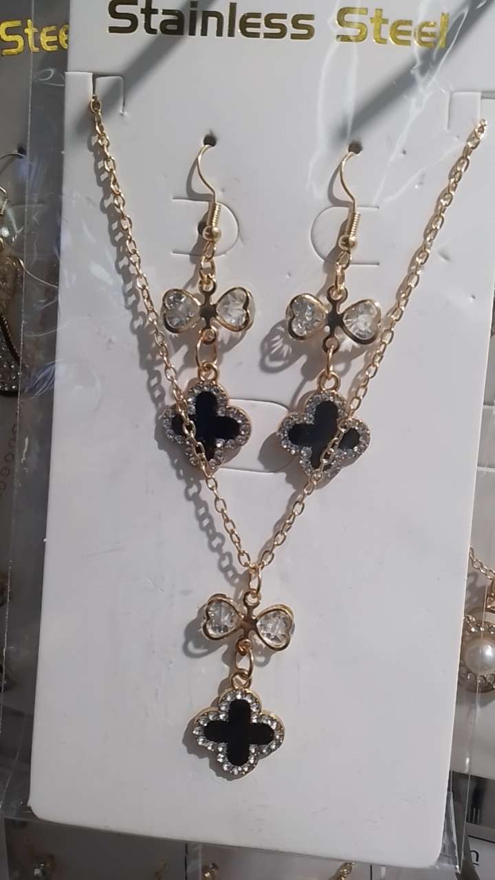 时尚不锈钢项链女简约百搭珍珠水钻瓜链项饰品潮流配饰，合金项链。套链耳环戒指手链可随意搭配，款式多样，电镀银白K仿金枪黑。