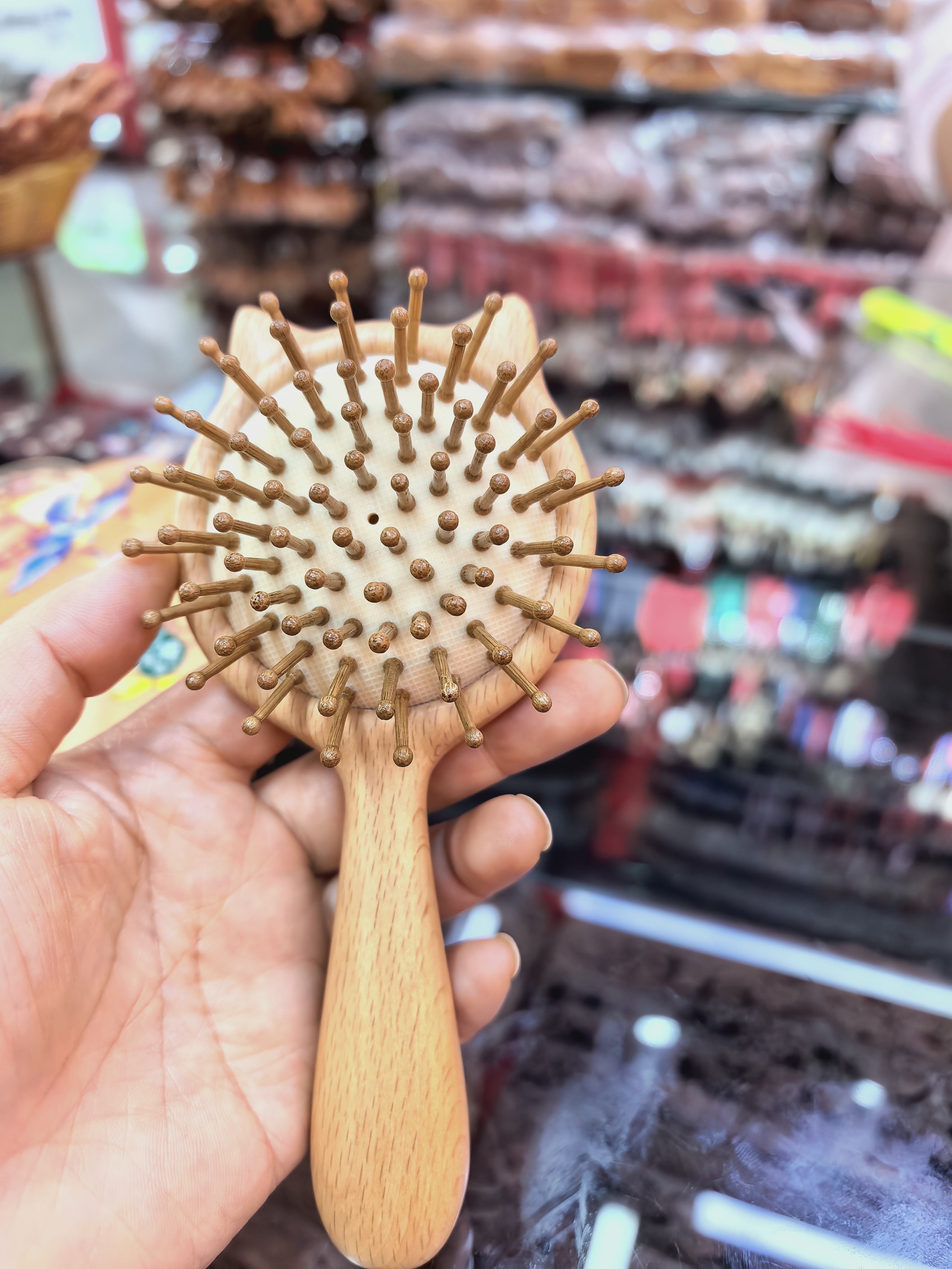 Handicrafts, gifts, handcrafted wooden pendants, hand-carved creative small hanging ornaments, wisteria flower-scented decorative items, painted cushion combs details Picture