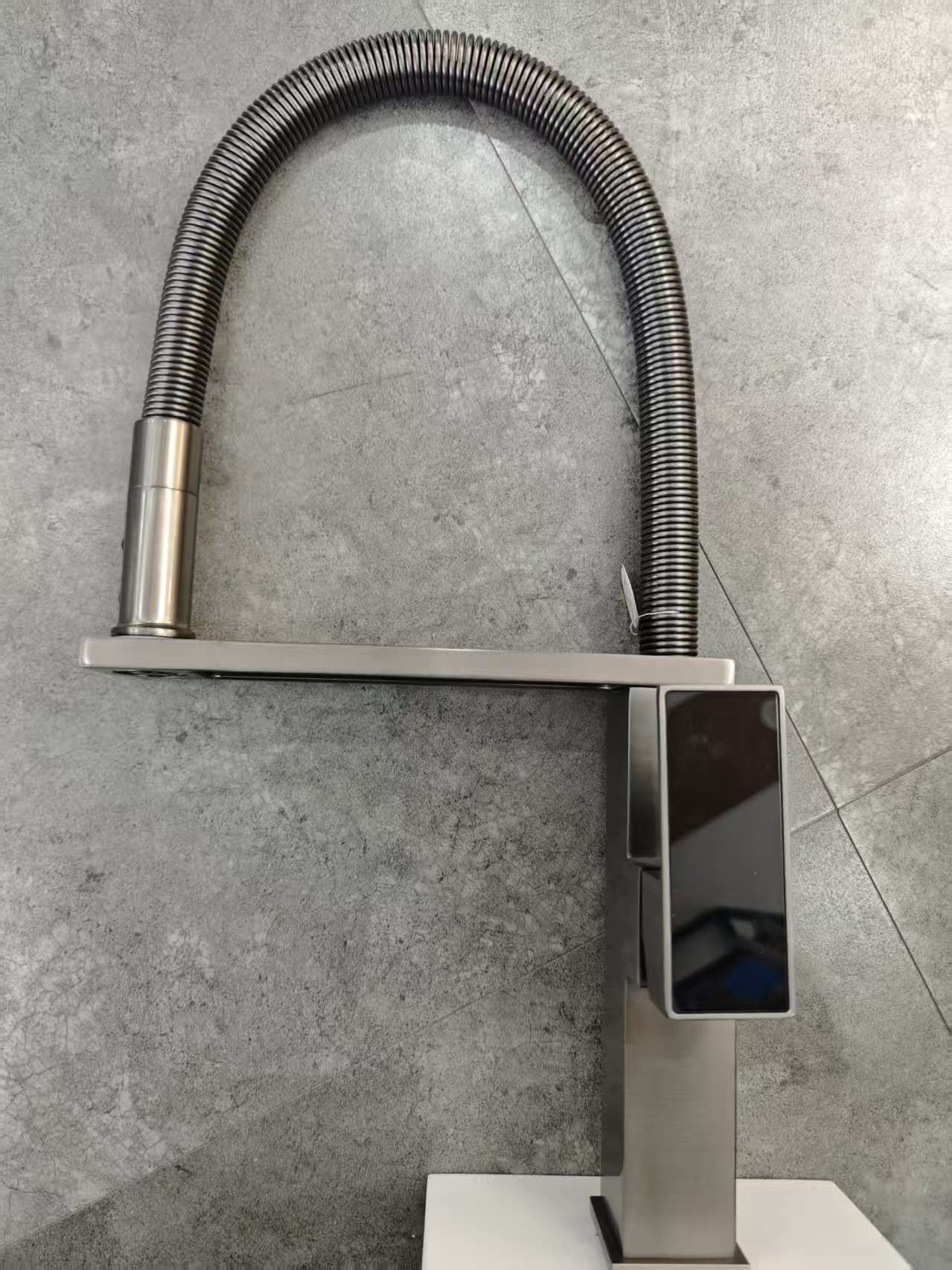 智能感应水龙头，灵活软管设计，科技感十足，提升生活品质