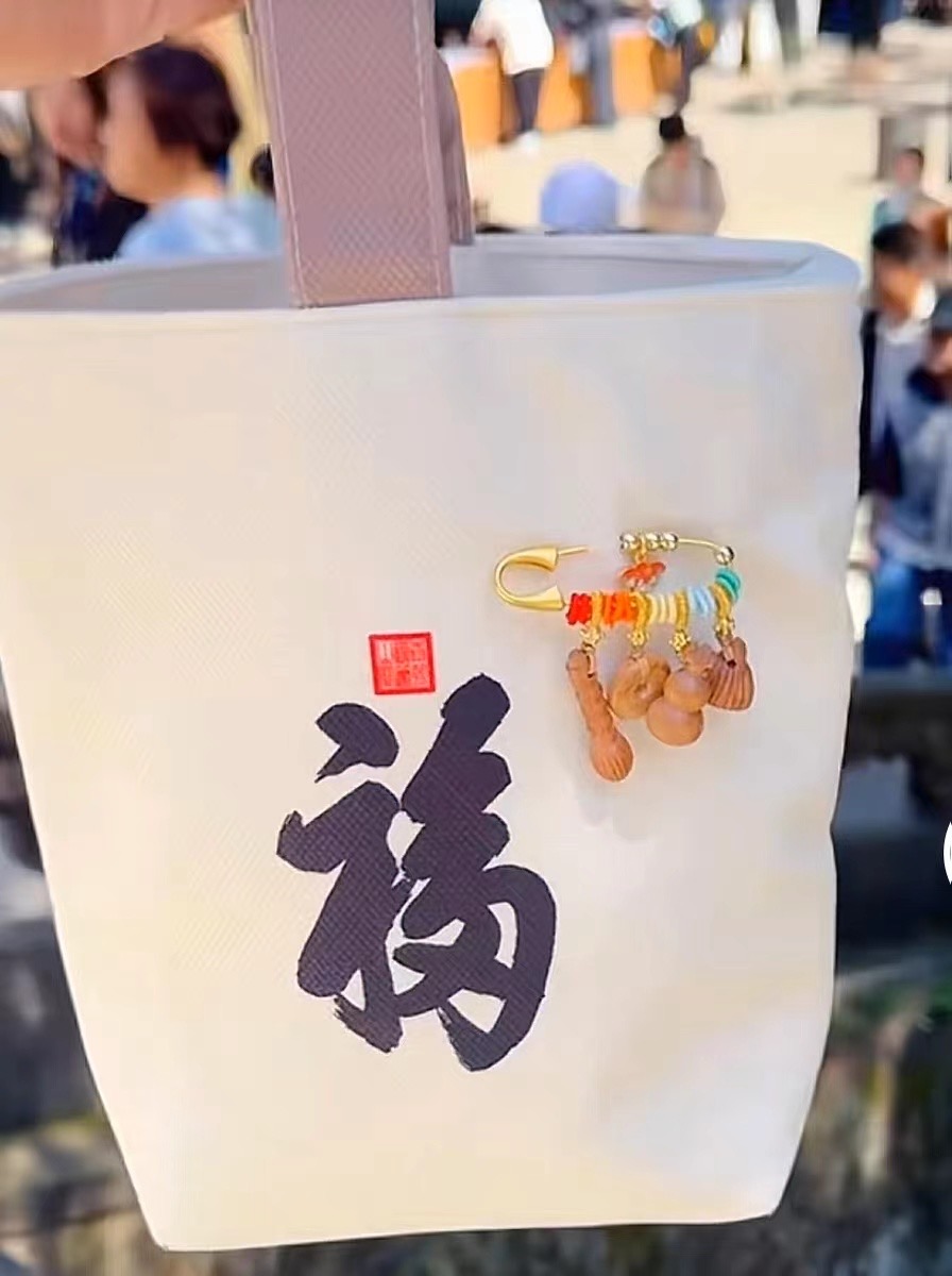 Wholesale of peach wood Wenchang pen landing brooches from the manufacturer details Picture