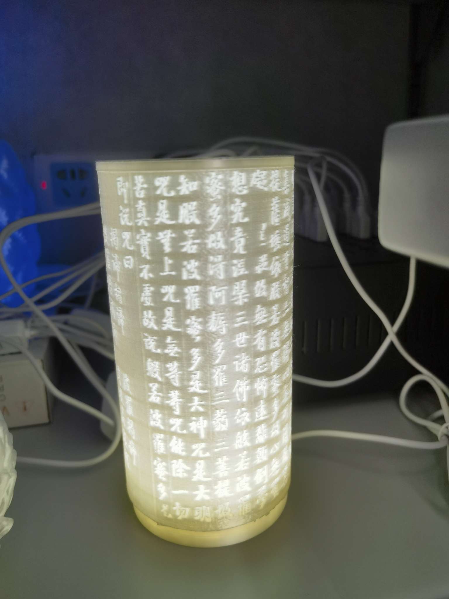 Nordic girl pleated night light, ambient light, table lamp, night light, Valentine's Day gift, creative display piece, warm bedroom decoration, night light, ambient light, Valentine's Day gift display piece Specification image