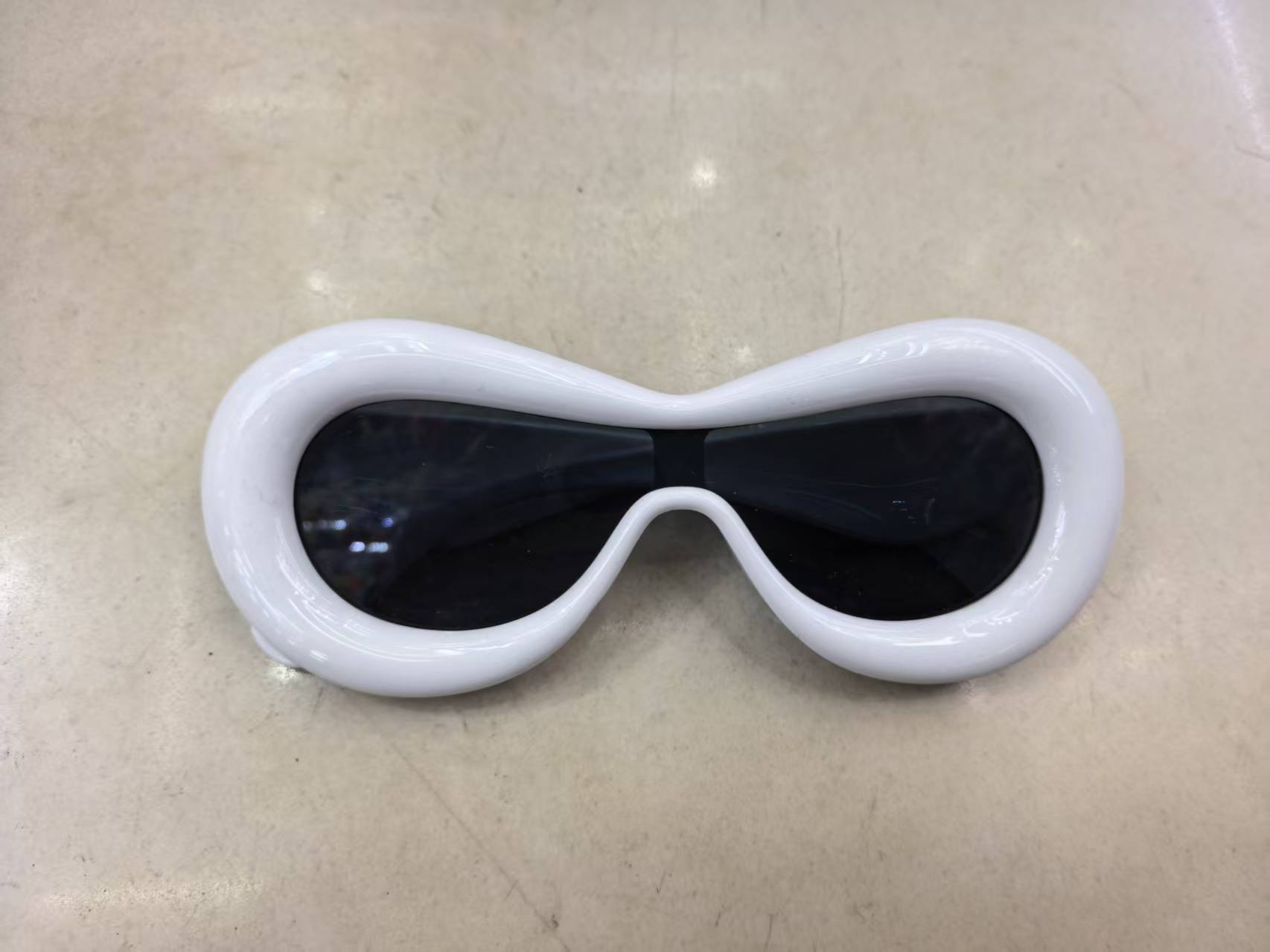 时尚潮流的太阳镜，拍照造型时尚道具