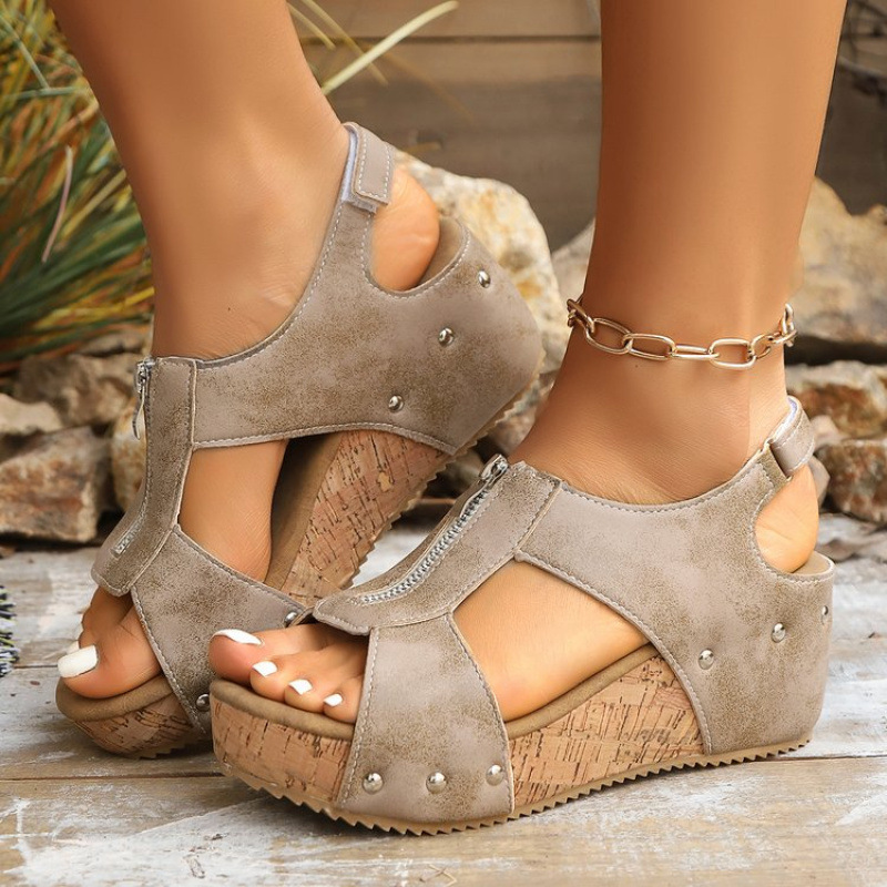 Thick-soled rivet sandals for women, European and American cross-border trade, large size 2025 new style for Ms. Xia, wedge heel fish-mouth sandals wholesale details Picture