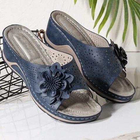 Cross-border large-sized slippers for women 2021 New Spring and Autumn hollowed-out wedge heel casual flip-flops wish flower beach shoes Application Scenario