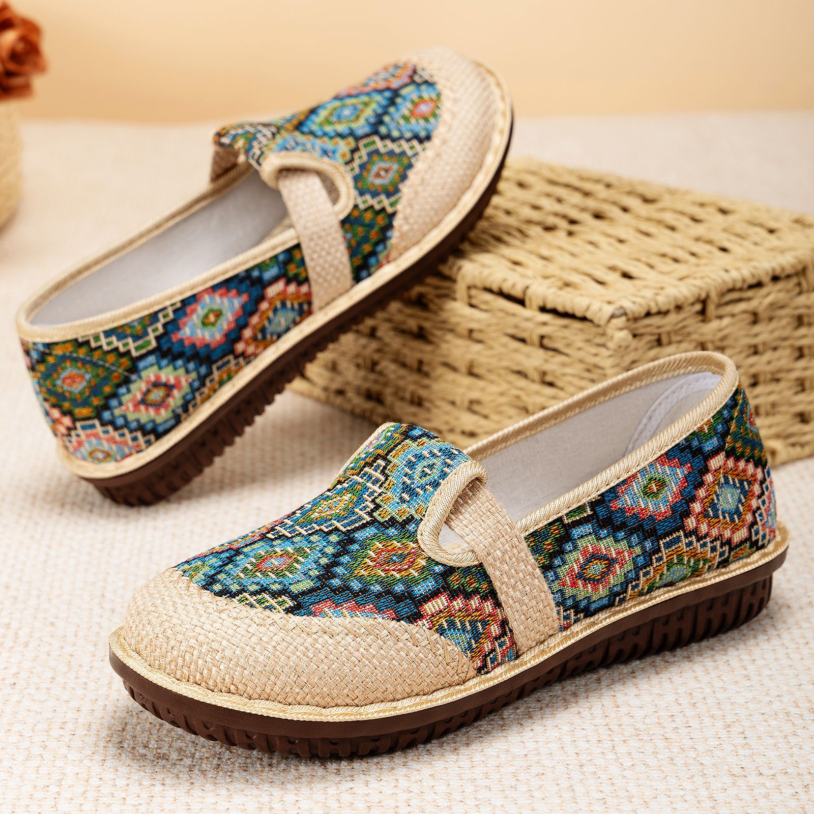 New breathable, one-step soft-soled single shoes for women, comfortable linen, ethnic style, old Beijing casual cloth shoes details Picture