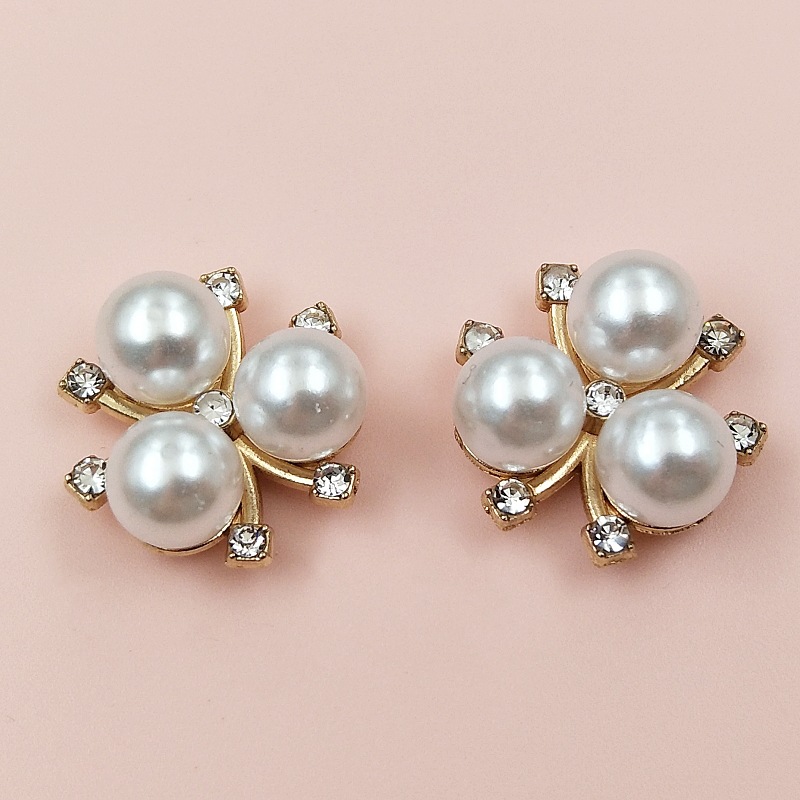 Alloy high-brightness pearl flower center hair accessories, DIY handcrafted clothing, accessories, flower plates, fasteners, headwear wholesale Application Scenario