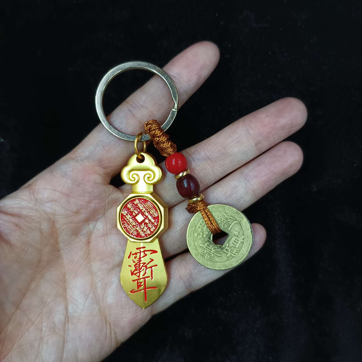 Zhonggong Craft Seven-star Sword Mountain Ghost Spin Five Emperors Coin Keychain Application Scenario