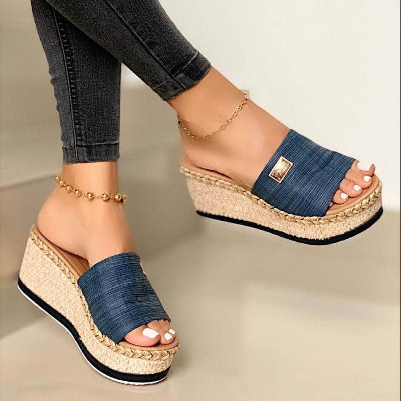 2022 Summer export Europe and America new style thick-soled wedge heel slippers for women, plus-size one-piece sandals for women Application Scenario