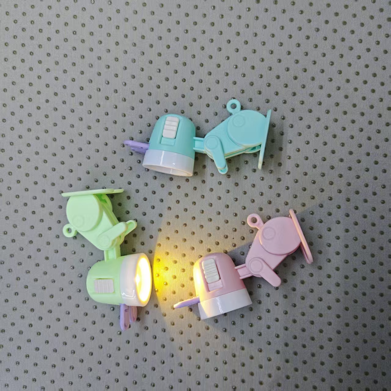 Cute rabbit-shaped night lights available in five colors, both adorable and practical, lighting up a warm night. Factory wholesale details Picture