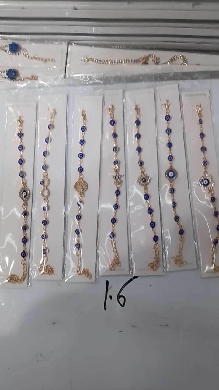 时尚水晶手链，手串。女简约手饰潮流首饰品。水晶手链饰品搭配百搭款。宝兰眼睛珠环保手链。款式配件可挑可选，电镀有KC金白K