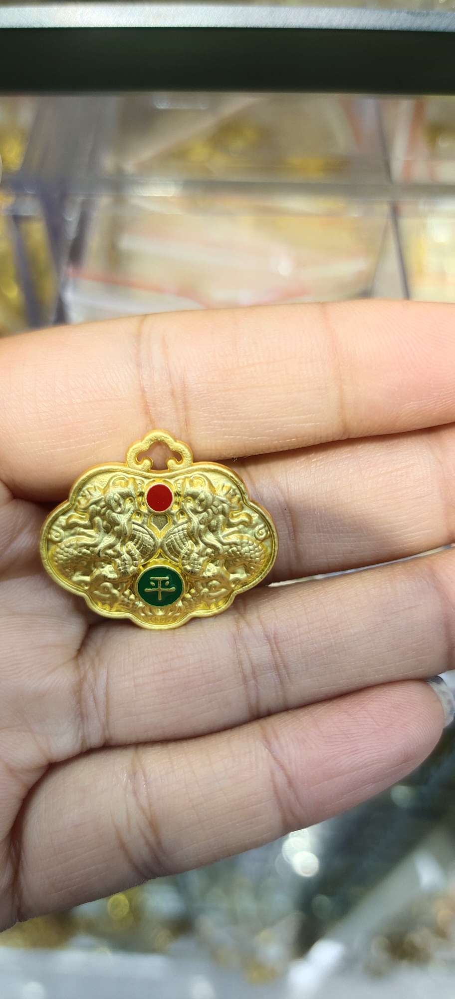 A wide range of fashionable accessories and accessories to choose from, versatile decorative accessories, creative matching, and a selection of various styles of accessories and accessories details Picture
