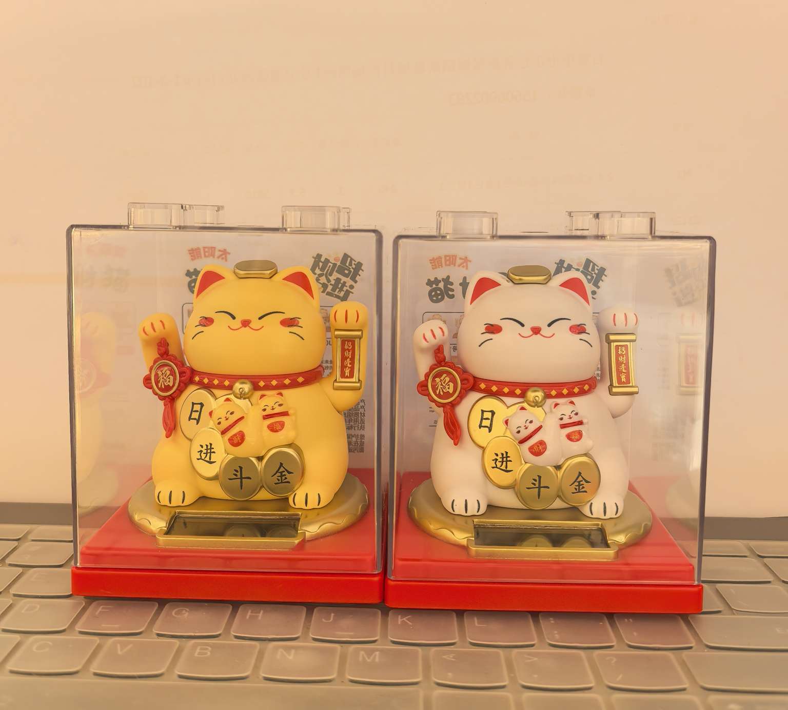 Handicrafts, gifts, plastic solar-powered Maneki Neko dolls, decorative items details Picture