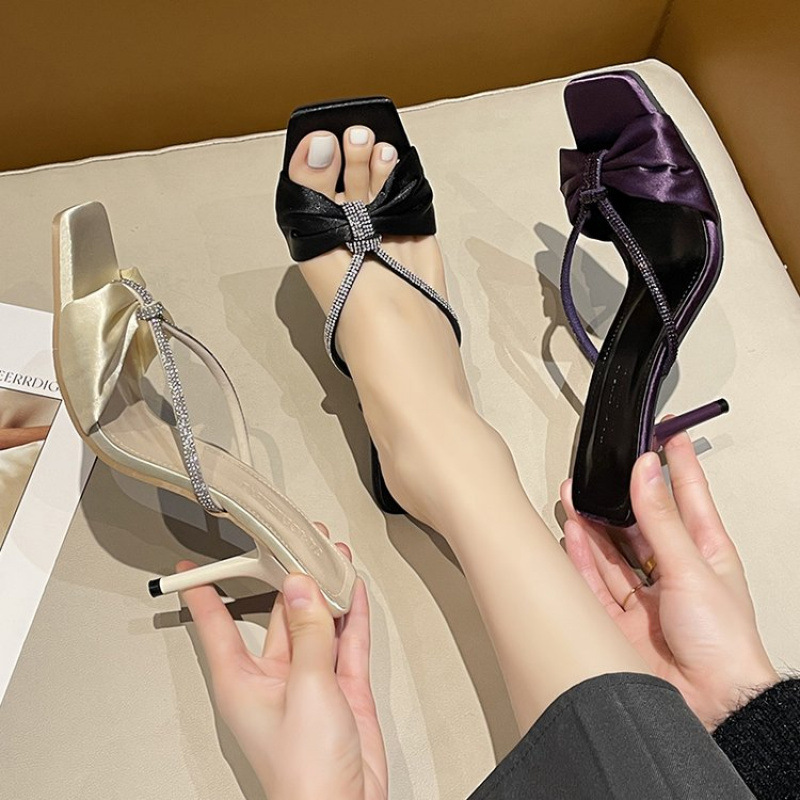 The new French high heels and half-bag sandals for women in the spring of 2025 in large sizes for foreign trade, with a high-end and niche shallow-mouthed, pointed toe design details Picture