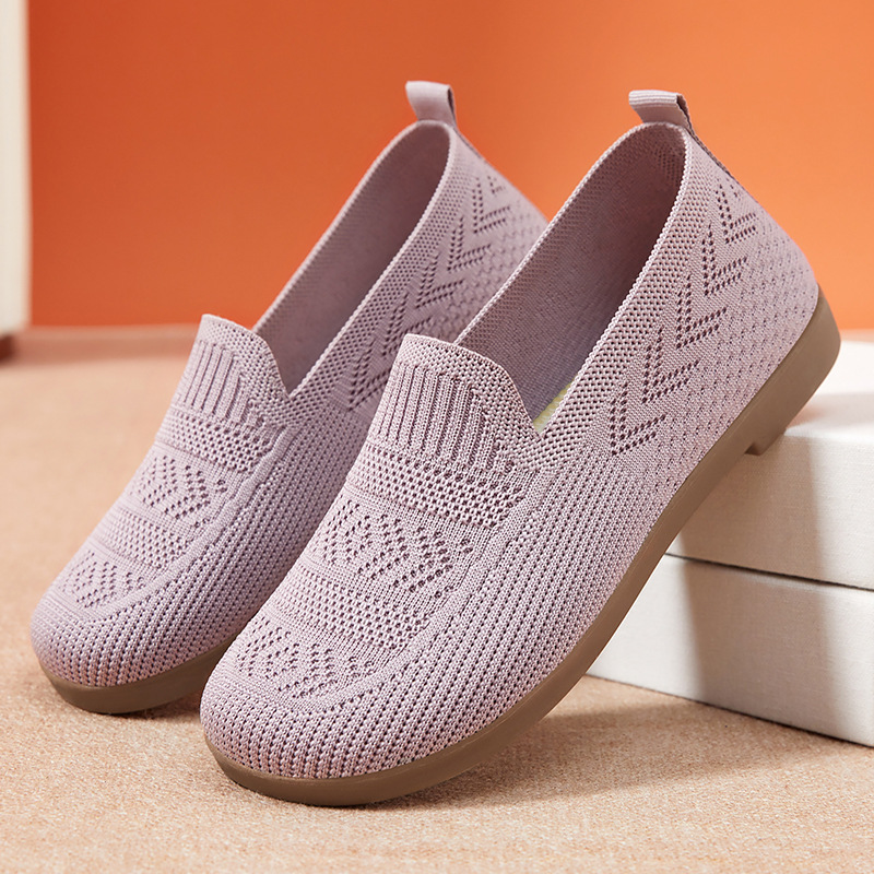 Women's shoes, versatile old Beijing cloth shoes, soft-soled anti-slip mom shoes, breathable and perforated flat shoes for middle-aged and elderly people full figure