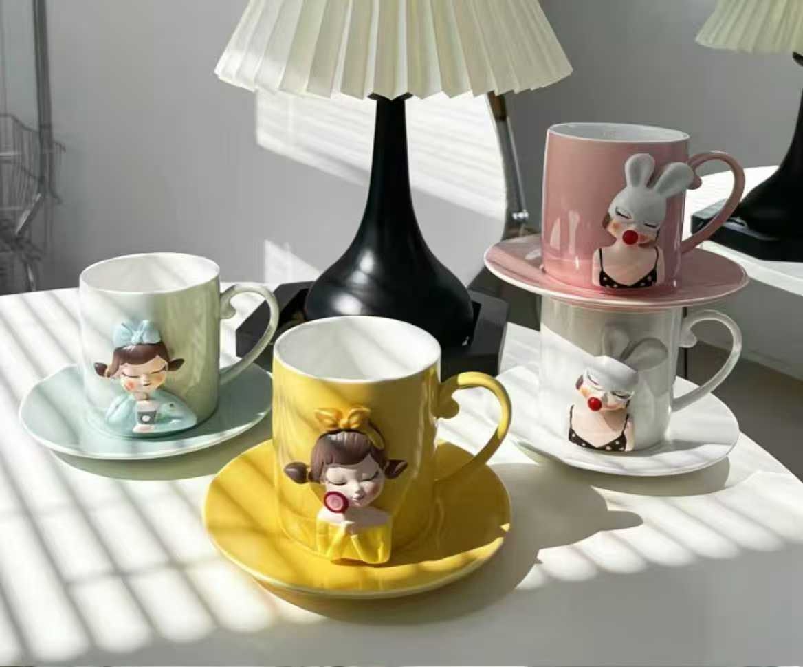 萌趣卡通杯碟，可爱女孩与兔耳小丑设计，点亮生活仪式感。