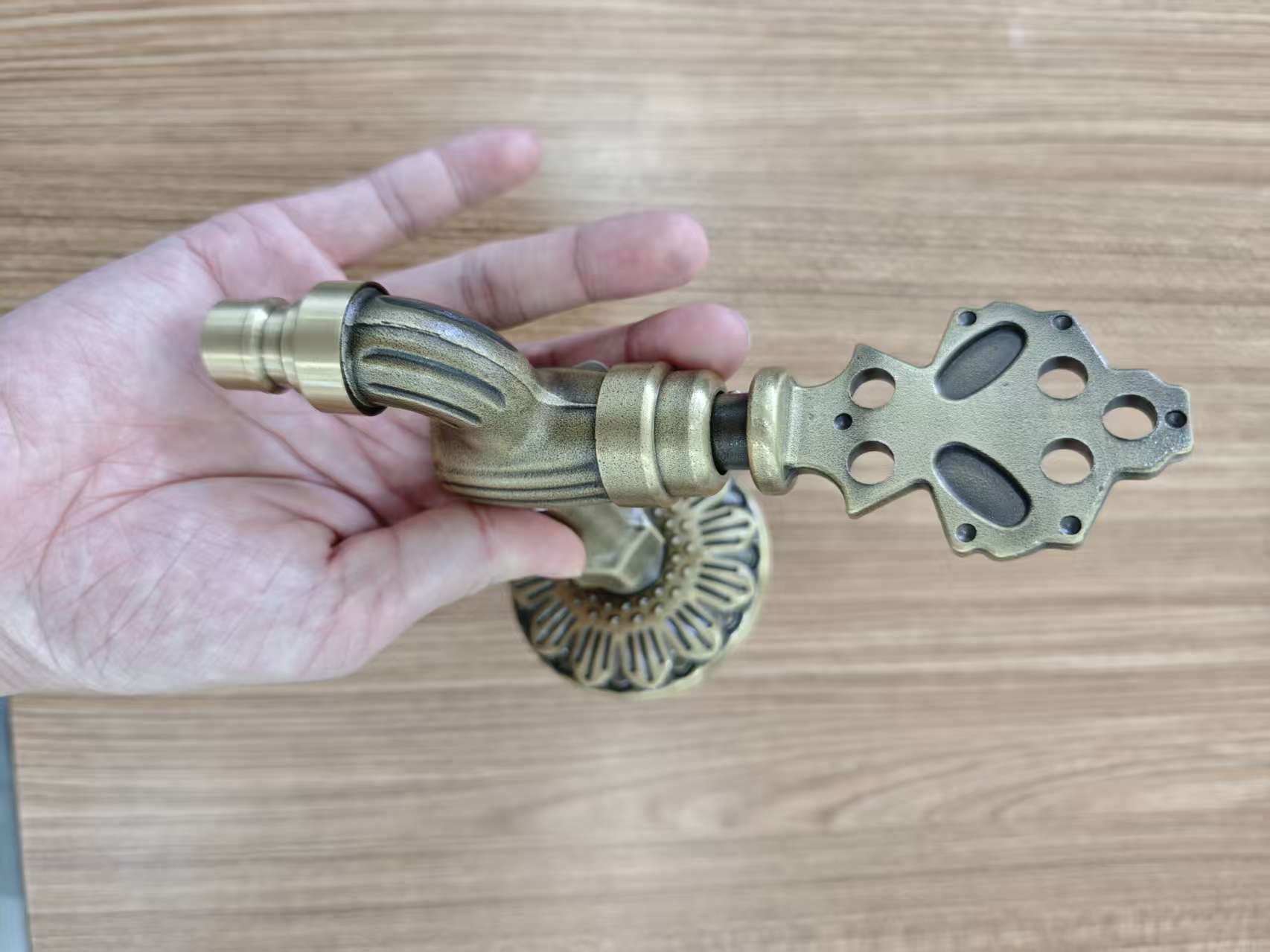 面盆龙头实物图