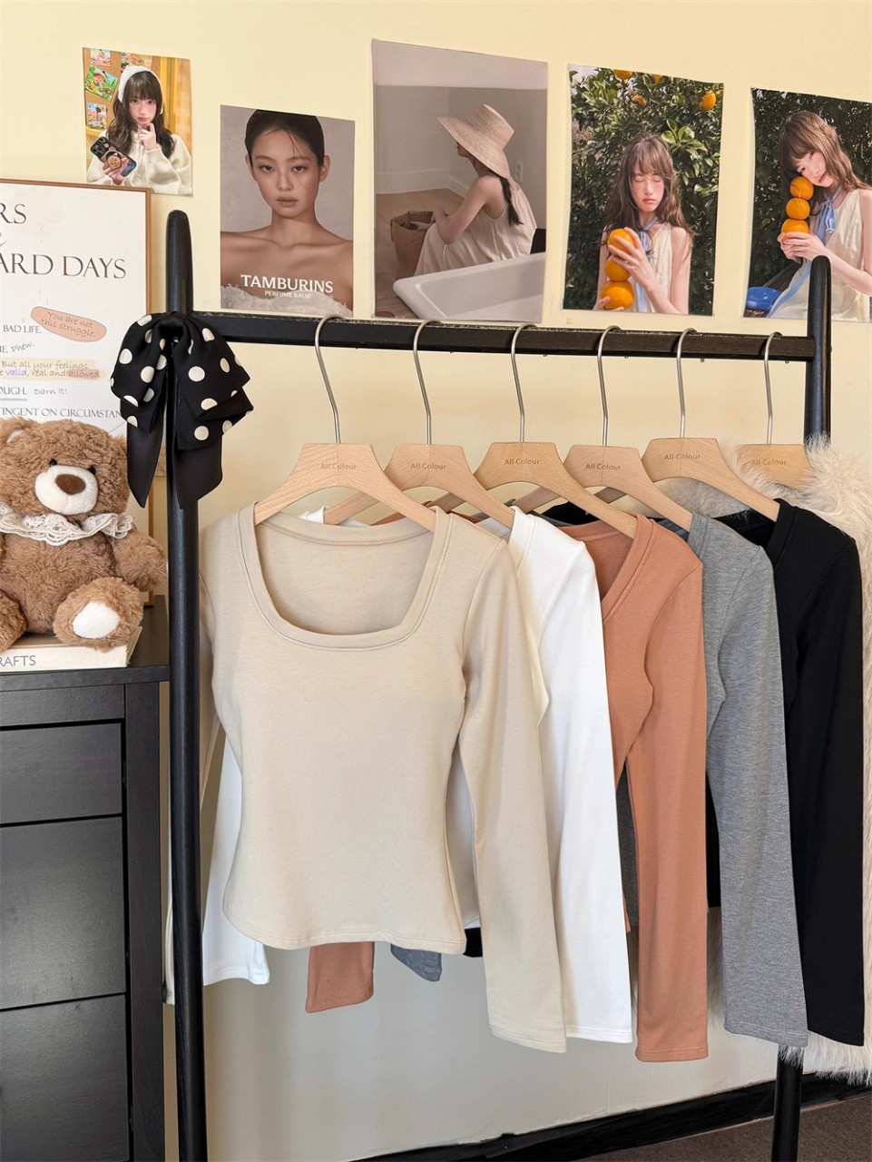 This long-sleeved T-shirt with a chest pad and brushed texture is a versatile base layer for women, suitable for slimming and shaping. It can be worn as an inner layer or outer layer in autumn and winter