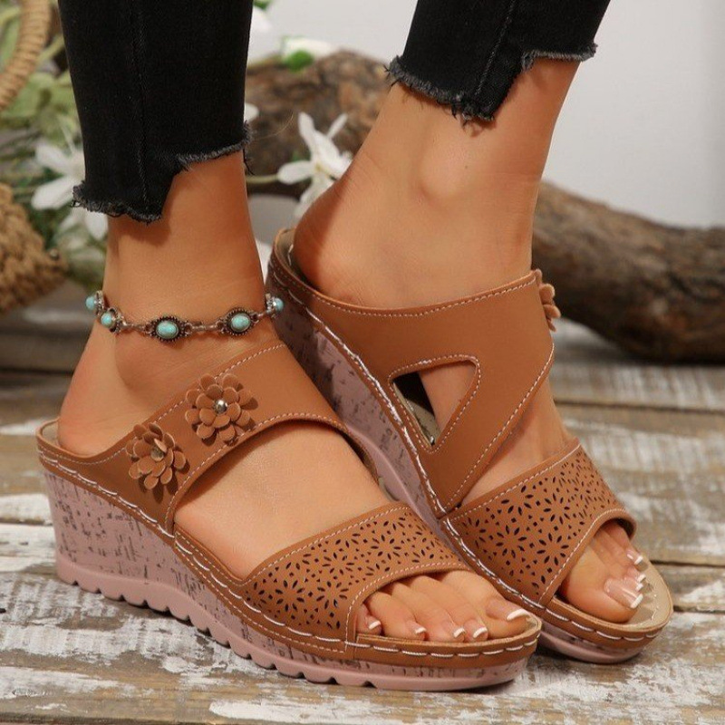 In the summer of 2025, new cross-border wedge heel thick-soled women's slippers are available for export. They are one-line wedge heel slippers with flower decorations full figure