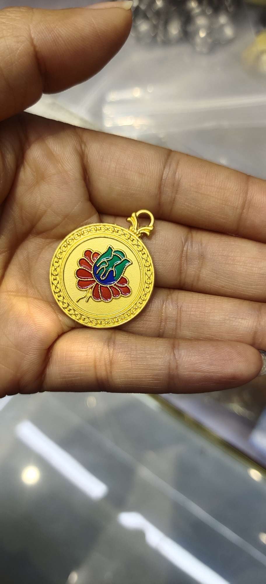 A wide variety of fashionable accessory items are available for selection. Versatile decorative accessories are essential for creative accessory matching Item Picture