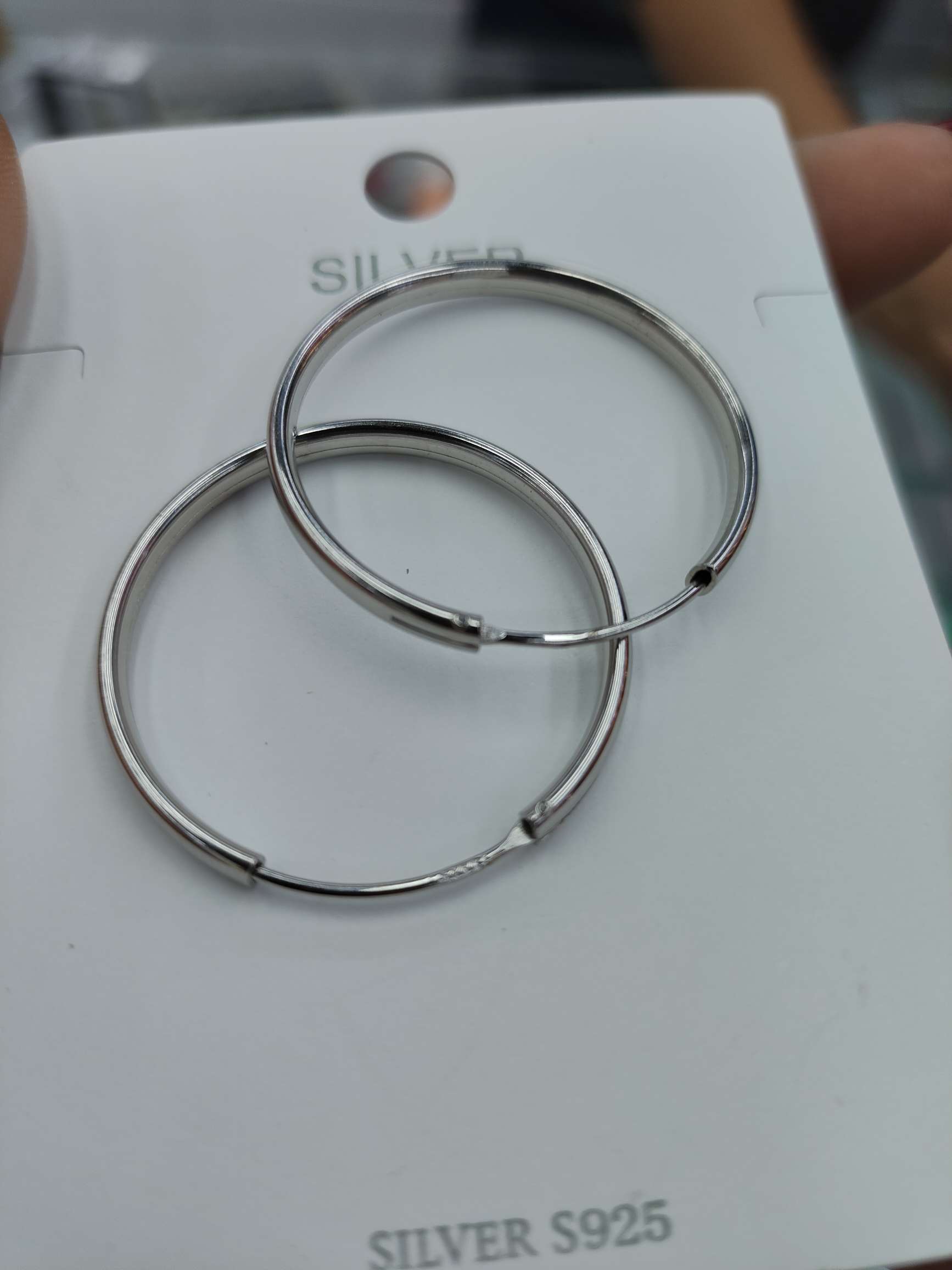 S925耳圈，简约的大圆环款式，属于经典的耳环类型，风格百搭，适配多种穿发财场景，易搭配且不易过时，材质相对亲肤，不易过