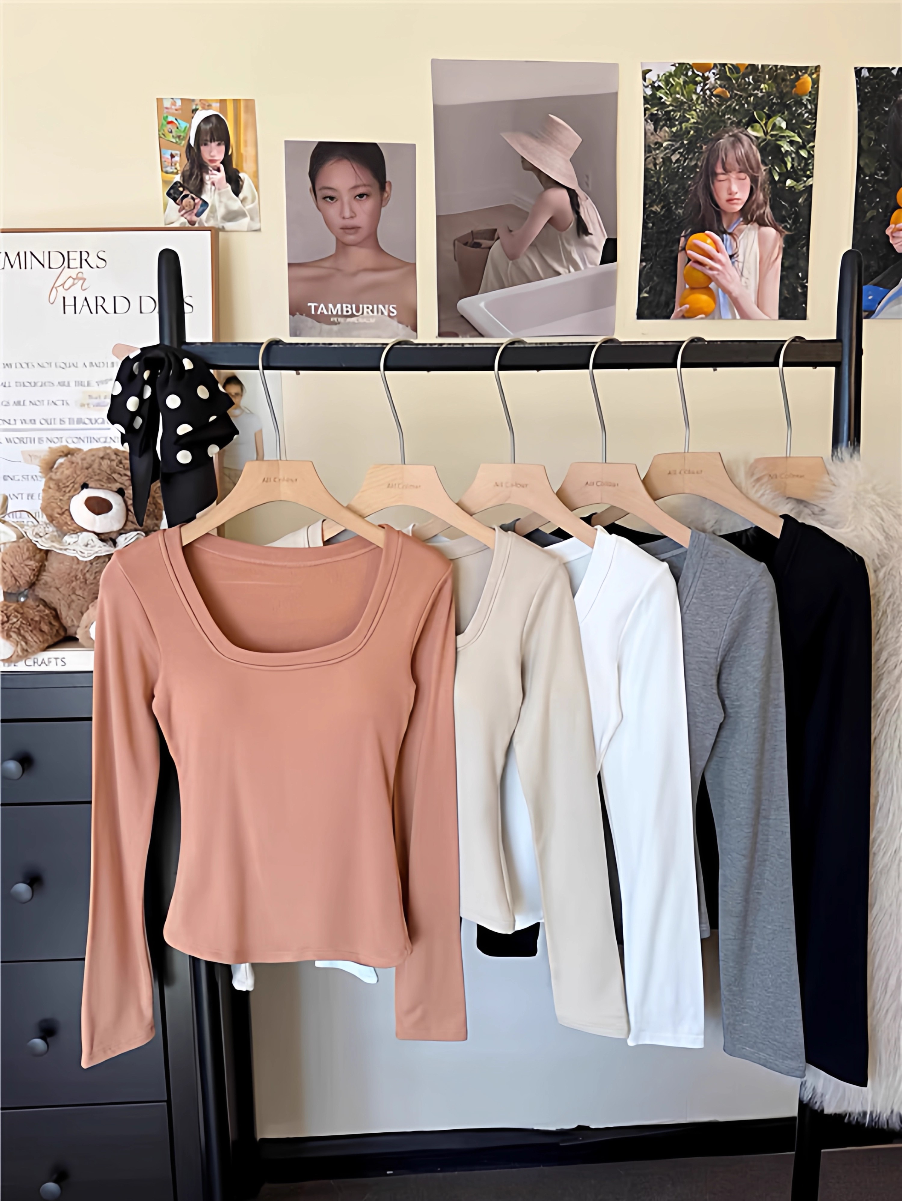 This long-sleeved T-shirt with a chest pad and brushed texture is a versatile base layer for women, suitable for slimming and shaping. It can be worn as an inner layer or outer layer in autumn and winter Specification image