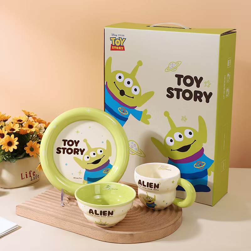 Christmas ceramic cups, personalized coffee and water cups, insulated daily necessities ceramic cups, creative gifts Application Scenario
